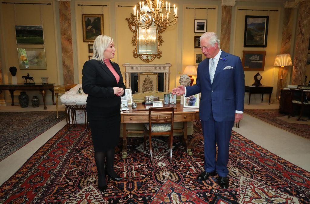 Michelle O'Neill con el entonces príncipe de Gales, Carlos, hoy rey