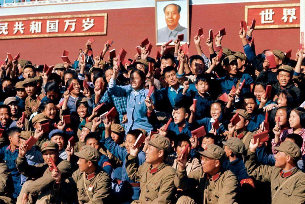 Oduševljeni pripadnici 'Crvene garde' mašu kopijama Mao Cedongove 'Male crvene knjige' u Pekingu 1966.