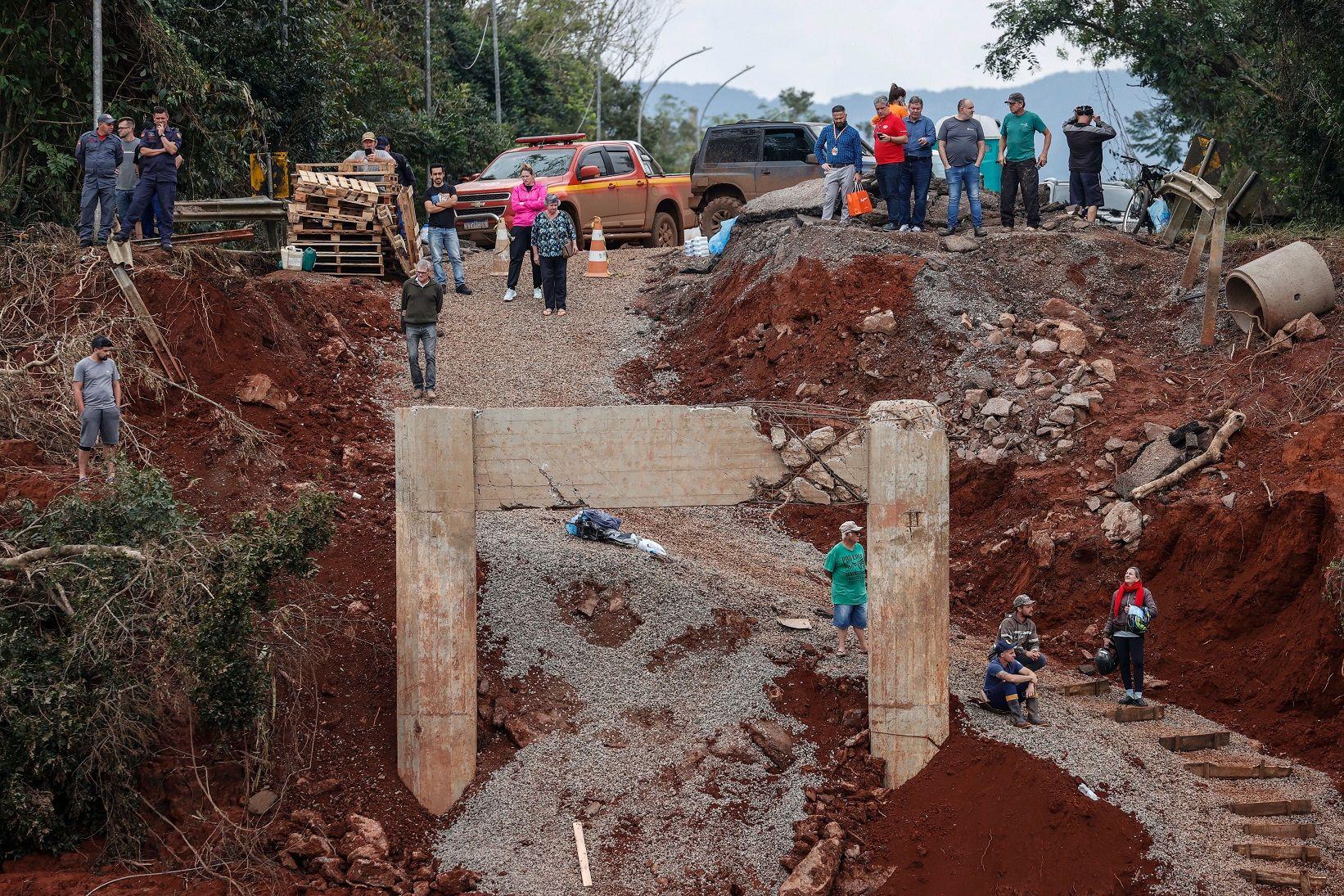 Ponte destruída, apenas as bases são visíveis