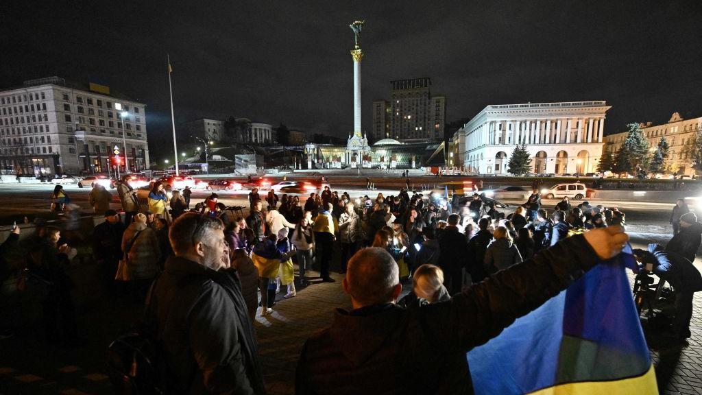 Warga Ukraina berkumpul di Lapangan Maidan, Kyiv, untuk merayakan pembebasan Kherson, pada 11 November 2022.