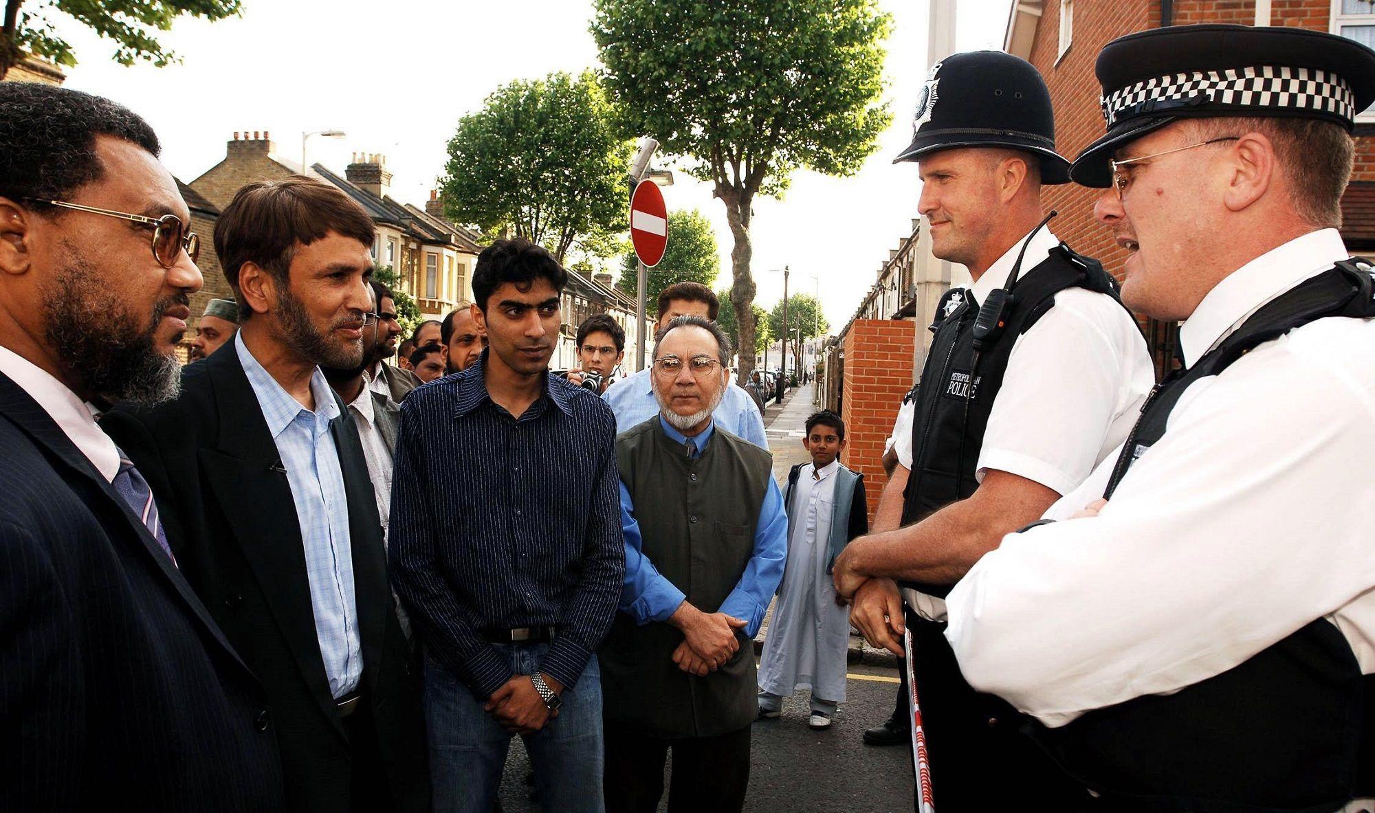 ممثلون من المجلس الإسلامي البريطاني مع ممثلي الشرطة 