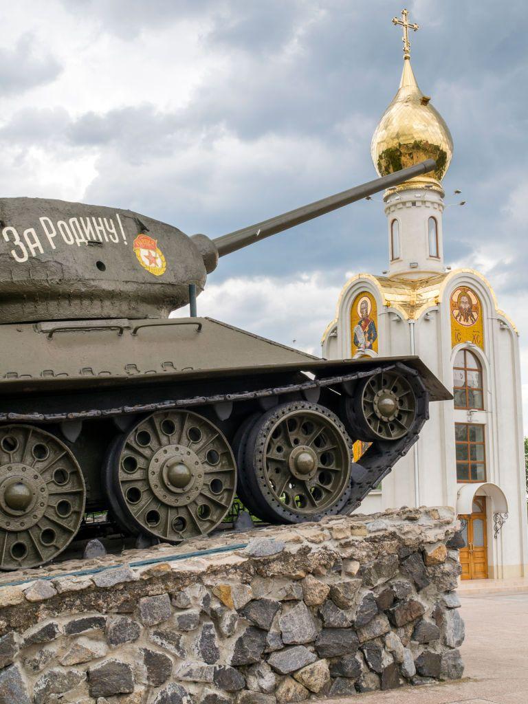 Un tanque en un monumento en Tiráspol 