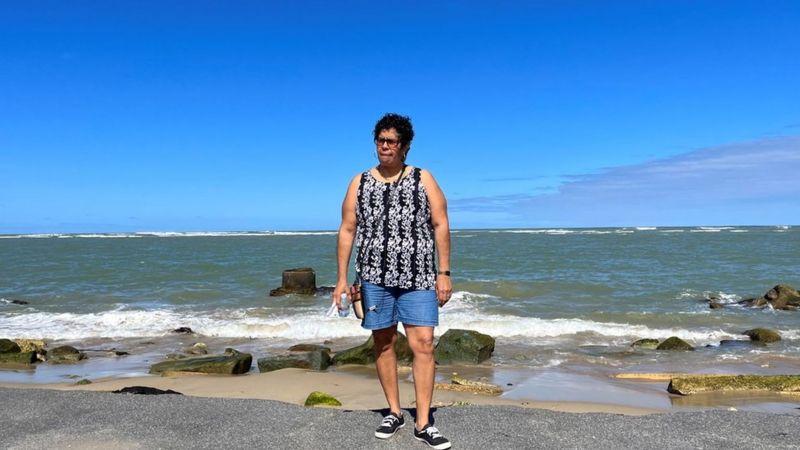 Janet Quiñones com o mar atrás