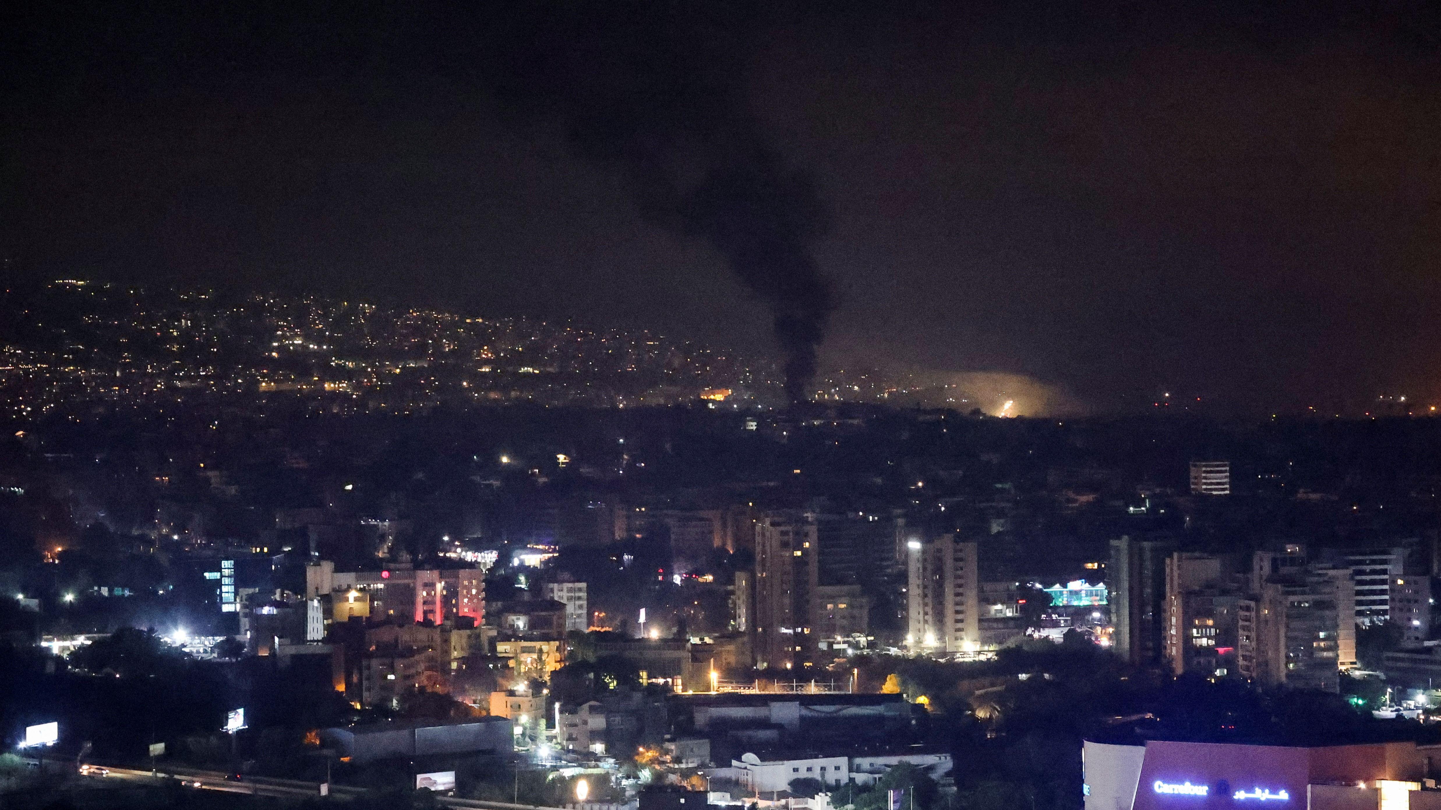 Entrada la noche del viernes, Israel lanzó ataques contra algunos edificios en el sur de Beirut, donde afirma que Hezbolá tiene depósitos de armas.