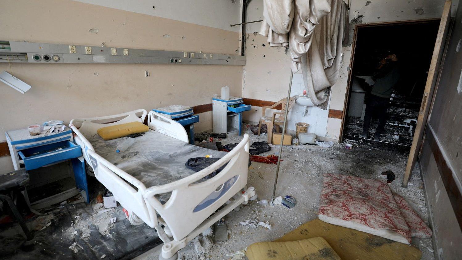 غرفة مدمرة في أحد مستشفيات غزة