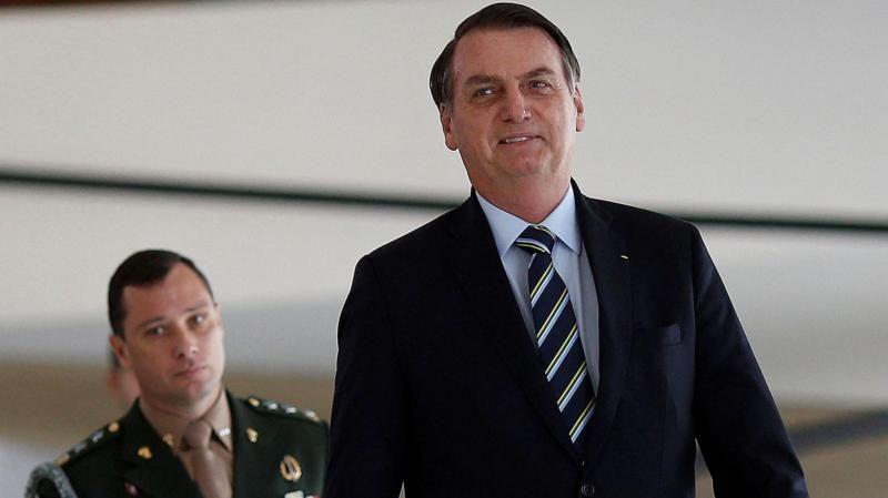 Mauro Cid e Bolsonaro caminhando