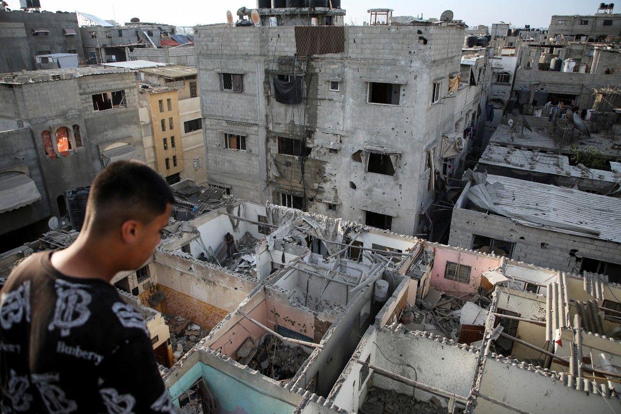 Palestinos inspeccionan casas dañadas en un ataque israelí en Rafah. 
