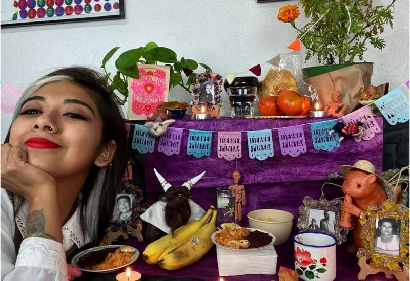 Gabriela comenzó a colocar cada año su altar de muertos tras el fallecimiento de su abuela materna.