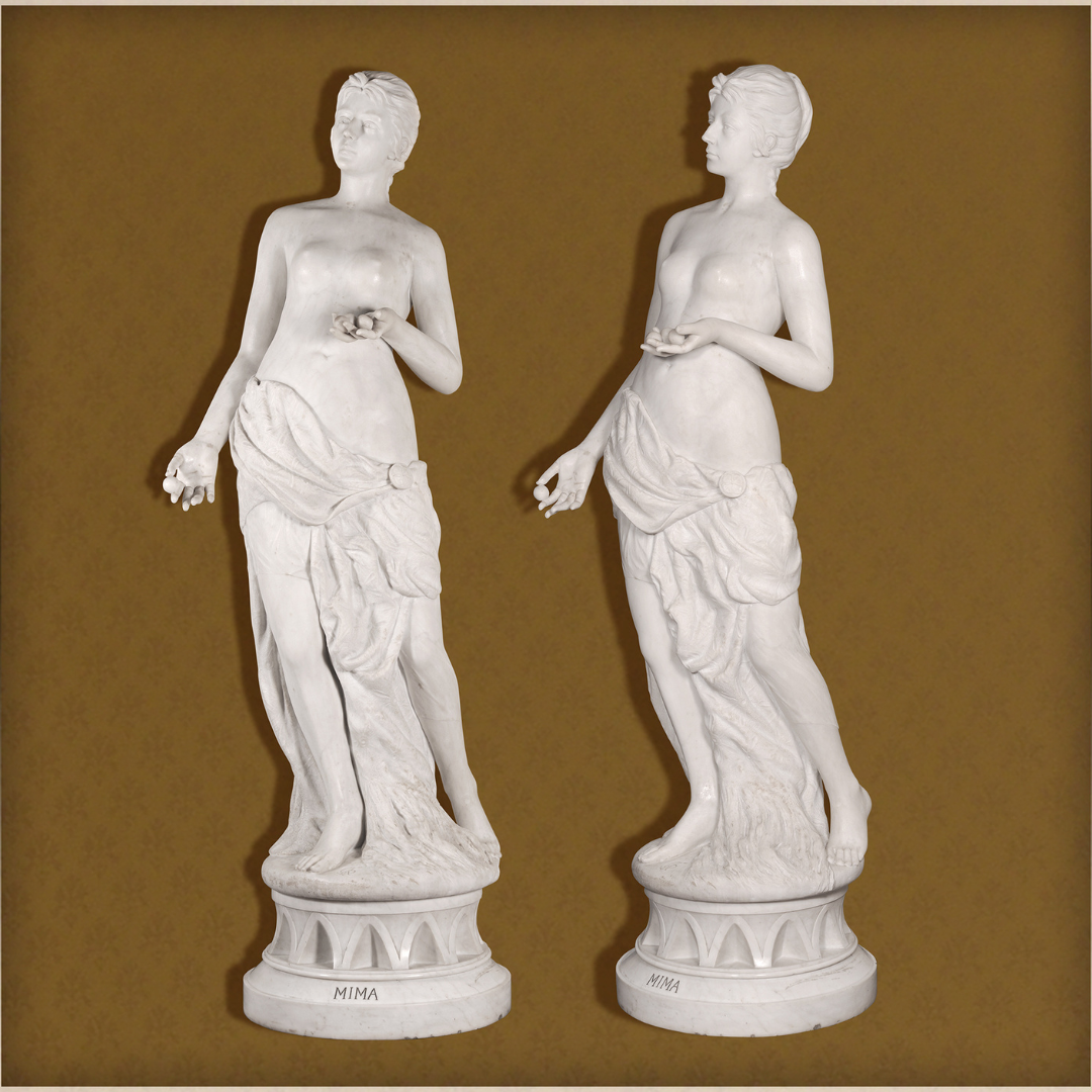 Imagem mostra a escultura por dois ângulos diferentes. A escultura é feita em mármore e retrata uma mulher com os seios à mostra e vestimenta na parte de baixo