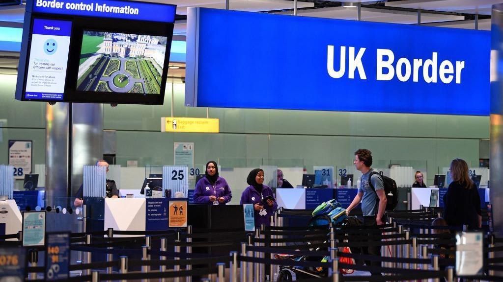 Controle de passaportes em um aeroporto.