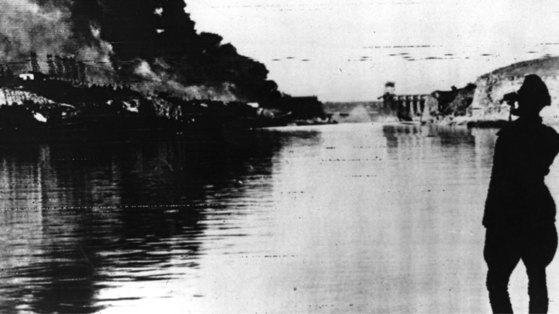 Um oficial alemão observando a inundação causada pela destruição da barragem de Zaporizhzhia em 1941