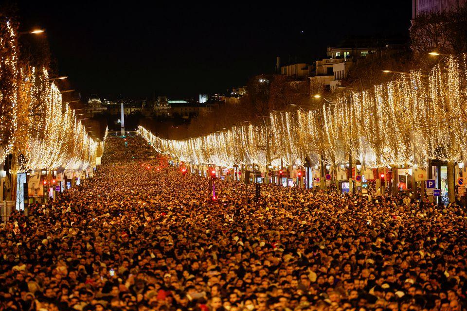 ประชาชนออกมาเฉลิมฉลองรับปี 2566 แน่นถนนฌ็องเซลิเซในกรุงปารีสของฝรั่งเศส