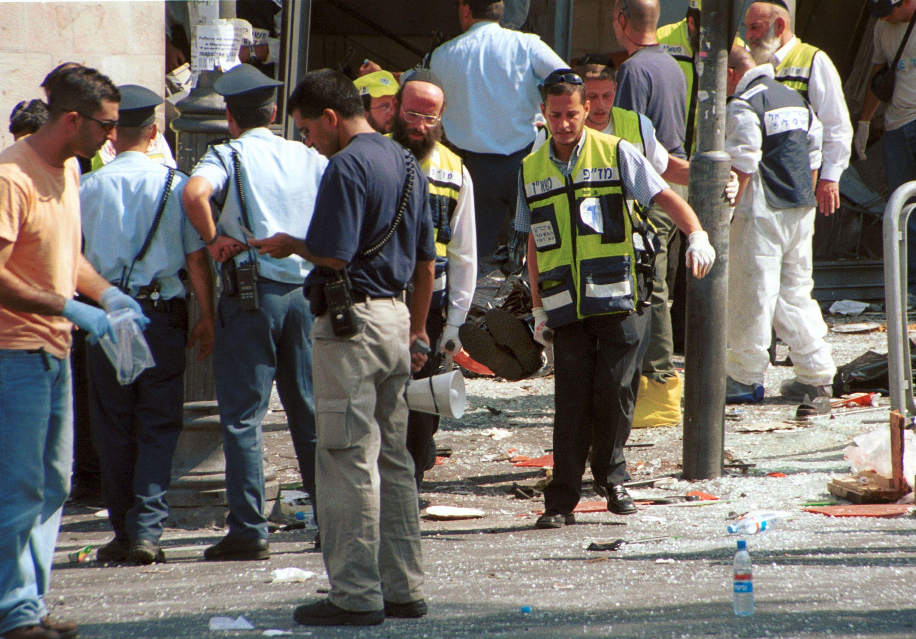 مسعفون في موقع مطعم سبارو في القدس الذي تعرض لهجوم في 9 أغسطس/آب 2001