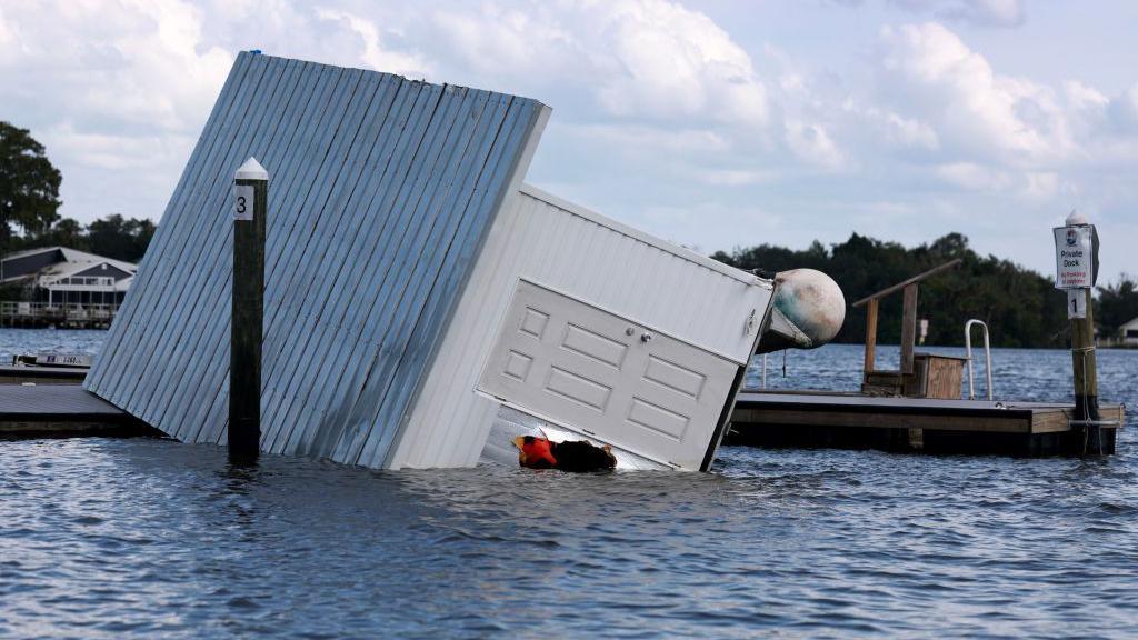 Una construcción yace de lado sobre el mar después de que el huracán Helene azotara el área al pasar frente a la costa el 27 de septiembre de 2024 en Crystal River, Florida.