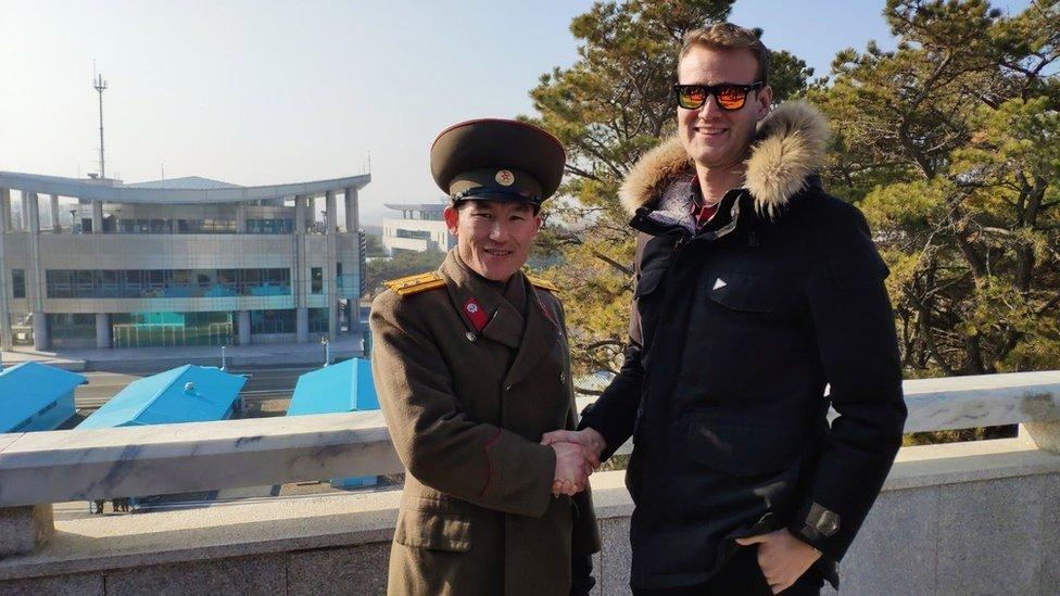 Rowan Beard le da la mano a un soldado norcoreano en la ZDC