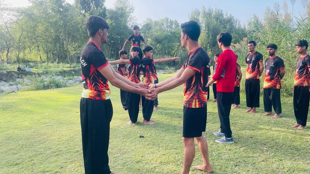 ثمر باغ کے نوجوان جمناسٹس