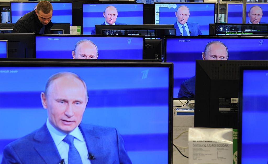 Putin en varios televisores que están en una tienda de electrodomésticos.