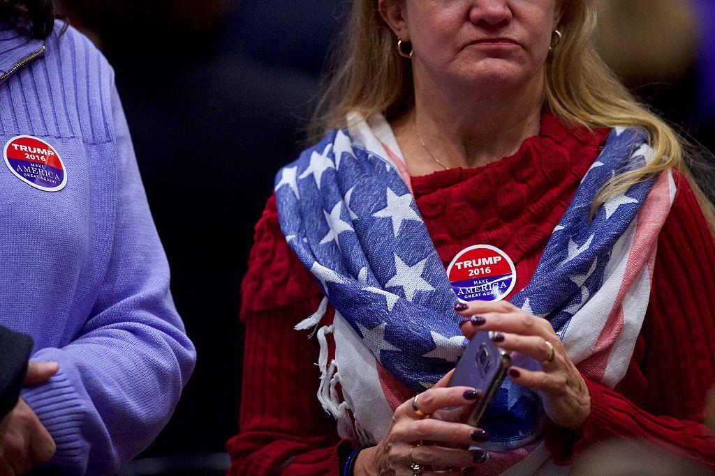 Apoiadores de Trump com adesivos colados às roupas