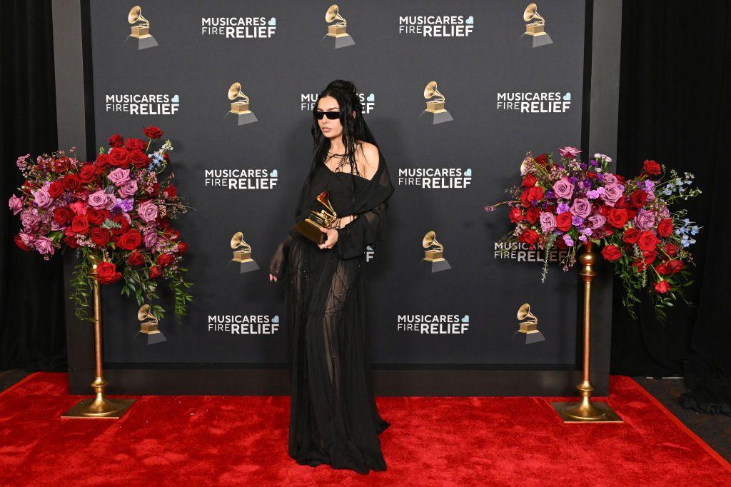 Charlie xcx sostiene un grammy 