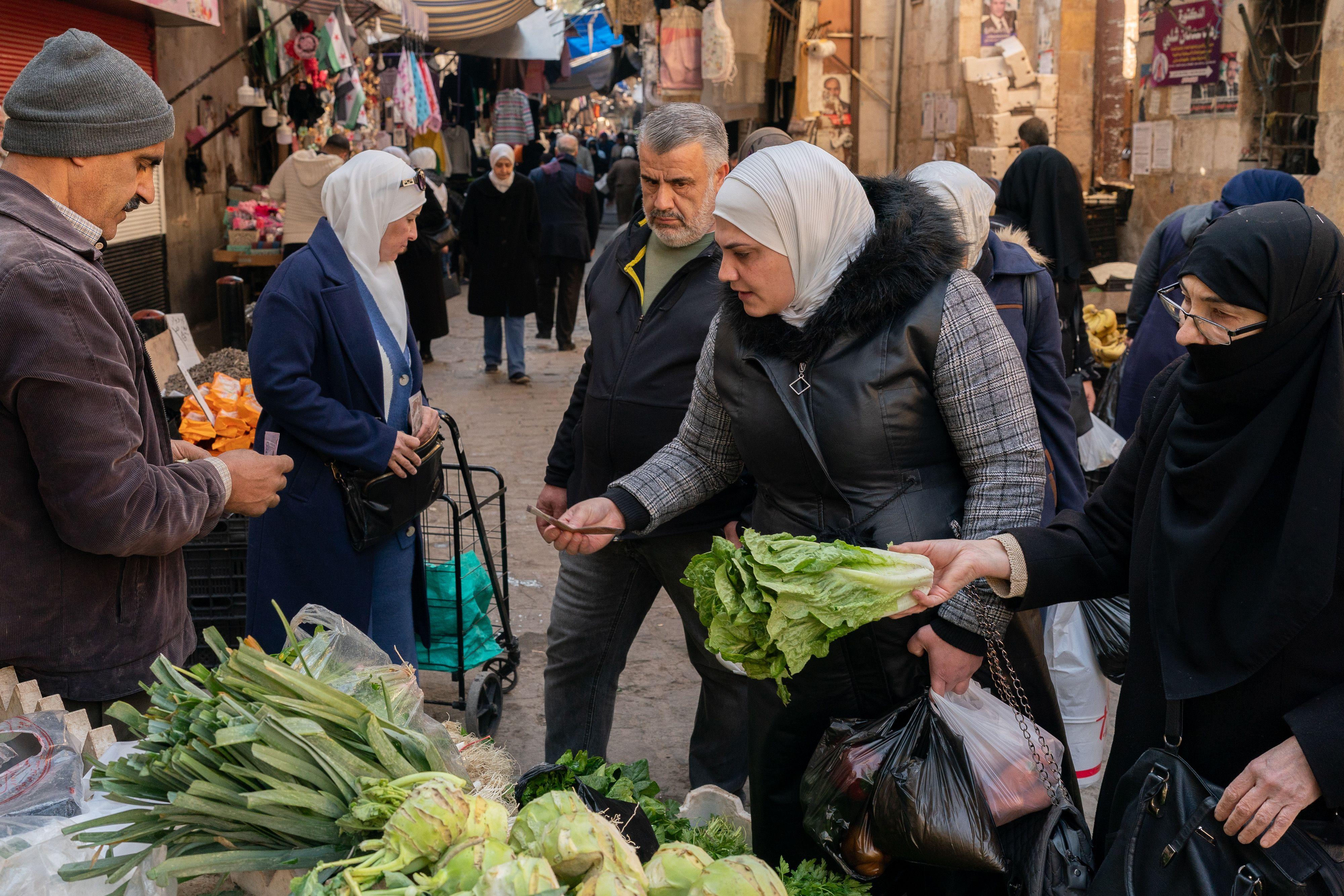 السوريون يأملون في تحسن ظروفهم المعيشية بعد عناء طويل خلال فترة حكم نظام بشار الأسد 