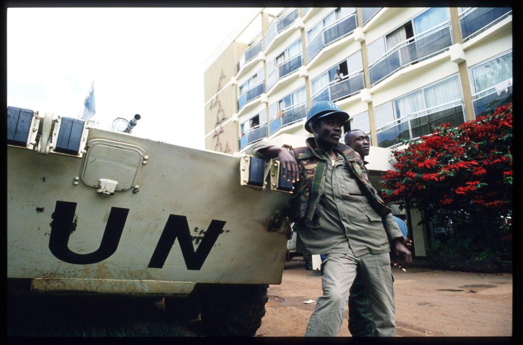جندي من الأمم المتحدة من غانا يتكئ على مركبة عسكرية خارج فندق ميلز كولينز في 26 مايو/ أيار 1994 في كيغالي. 