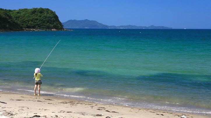 Mulher pescando na praia de Fukutsu