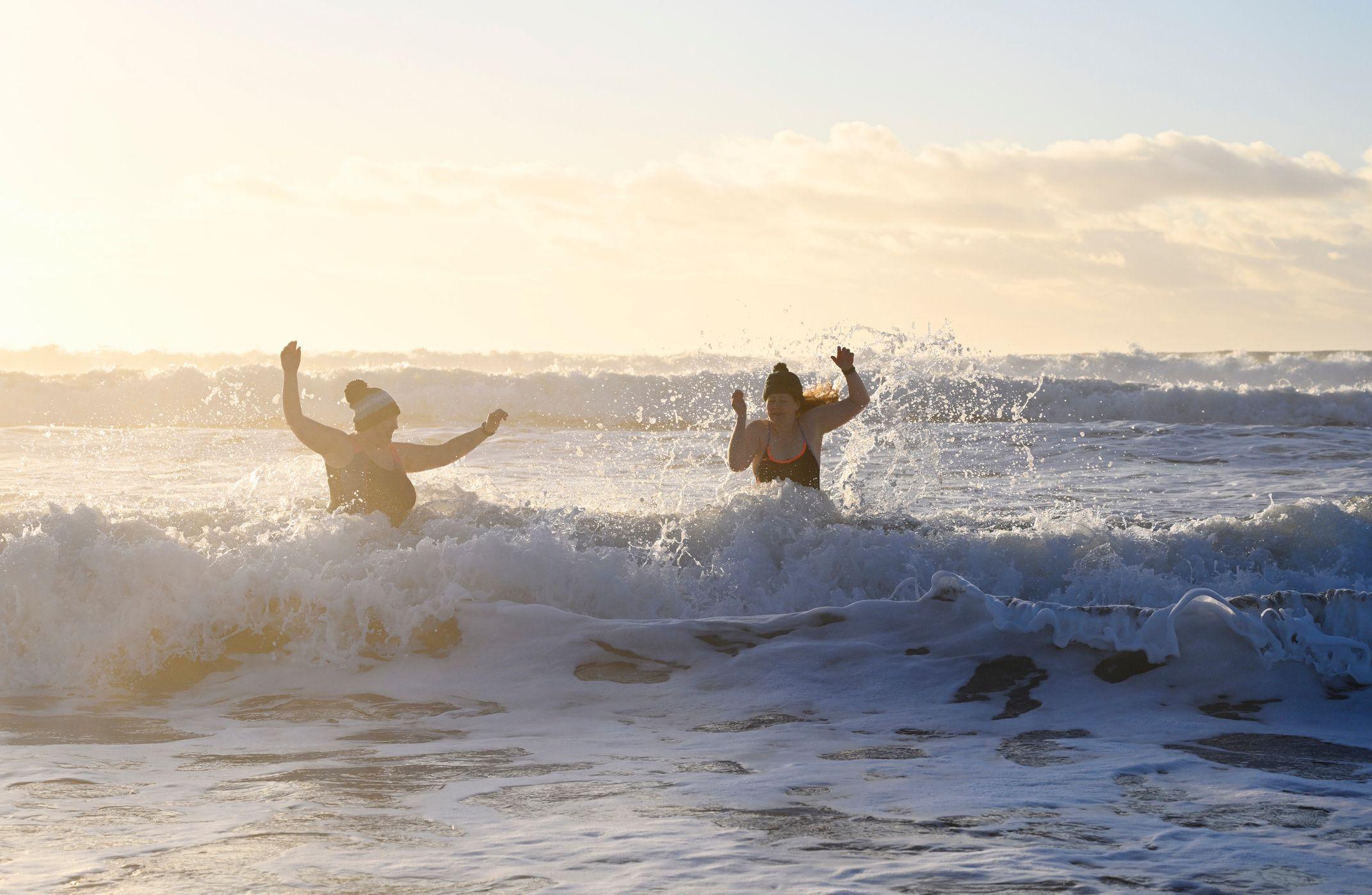 mulheres brancas no mar