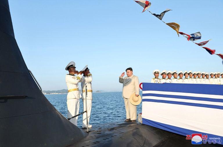 Kim Jong-un en una inspección del submarino