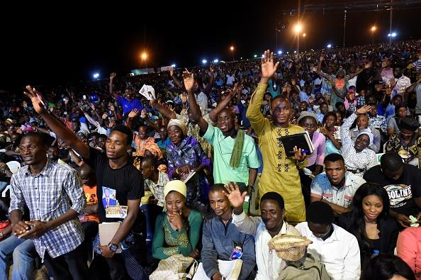 Pessoas assistem ao discurso do evangelista Reinhard Bonnke em Lagos, na Nigéria, em 2017