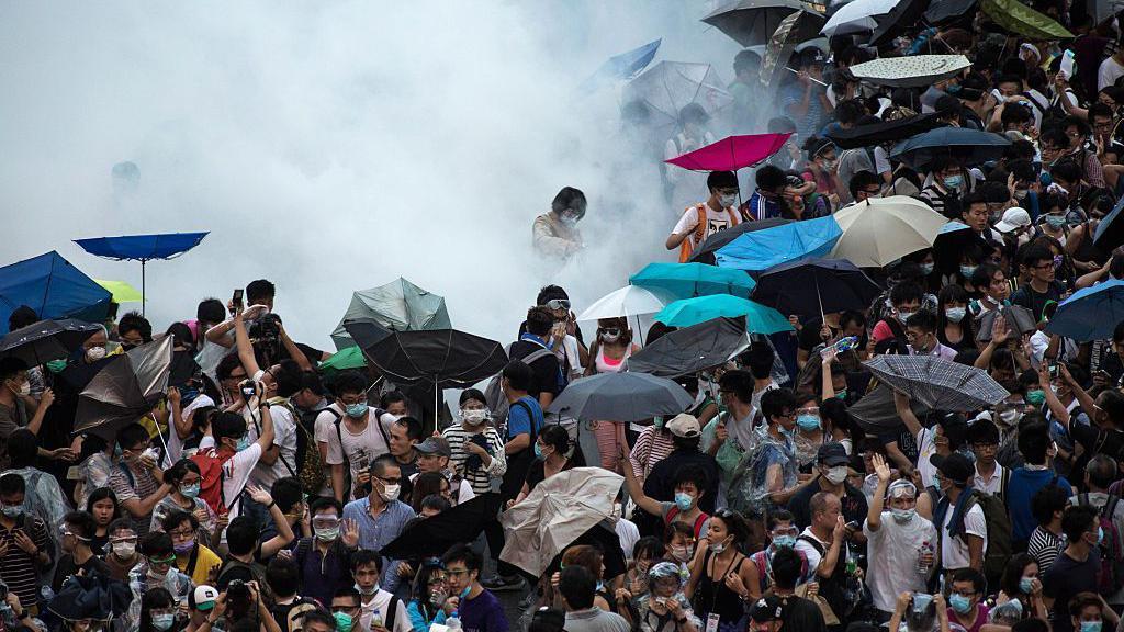 2014年9月28日，香港，警方在靠近政府總部大樓的抗議活動中向示威者發射催淚彈。