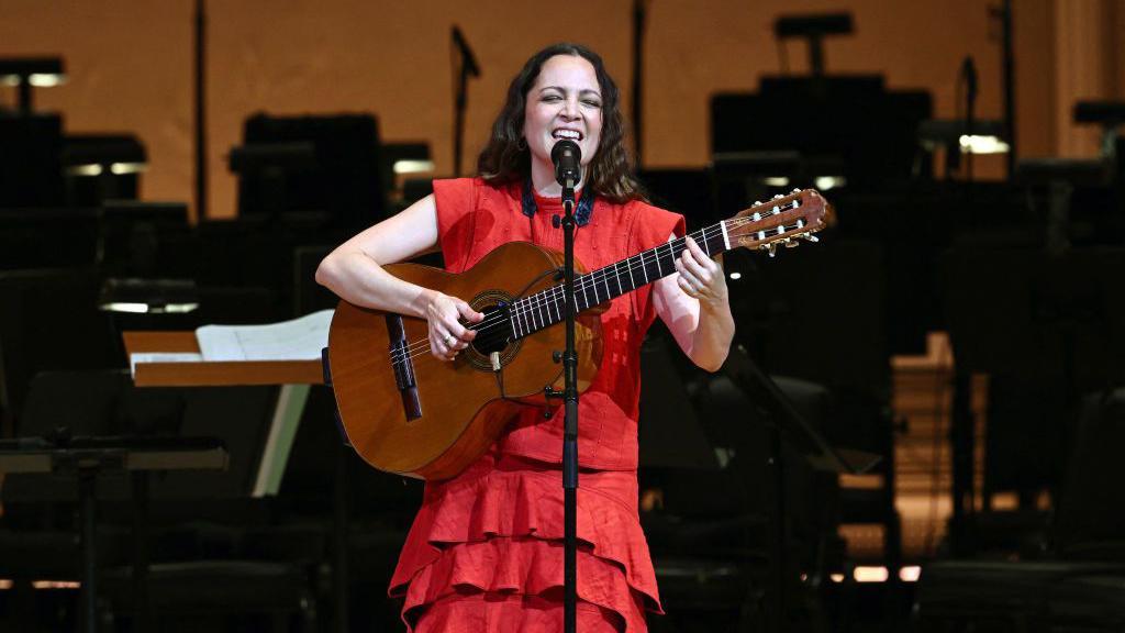 Natalia lafourcade canta en el carnigie hall mientras toca su guitarra