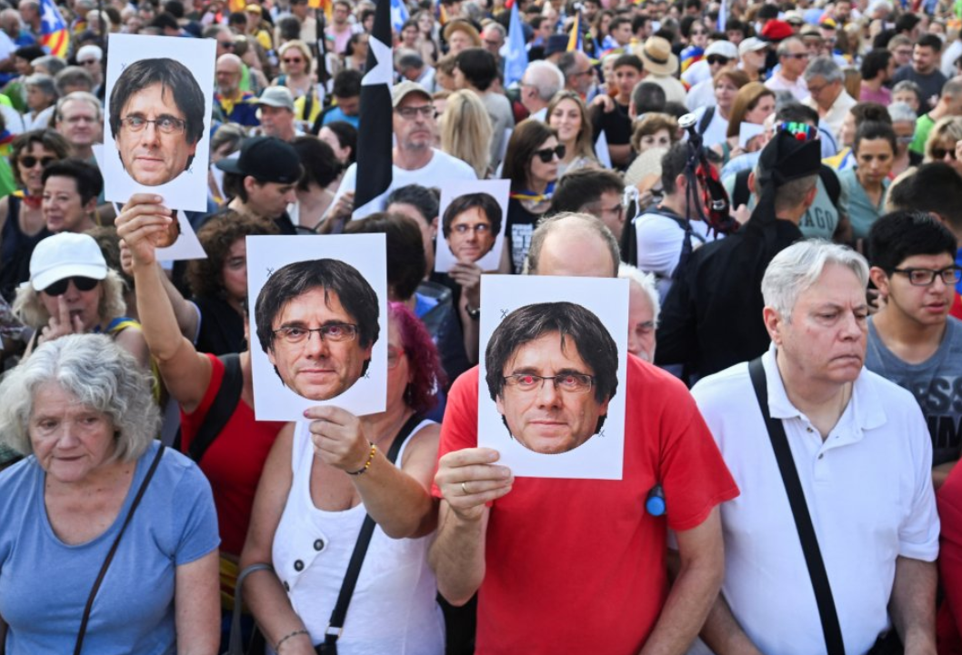 Los seguidores de Puigdemont mostraban carteles con el rostro del político.