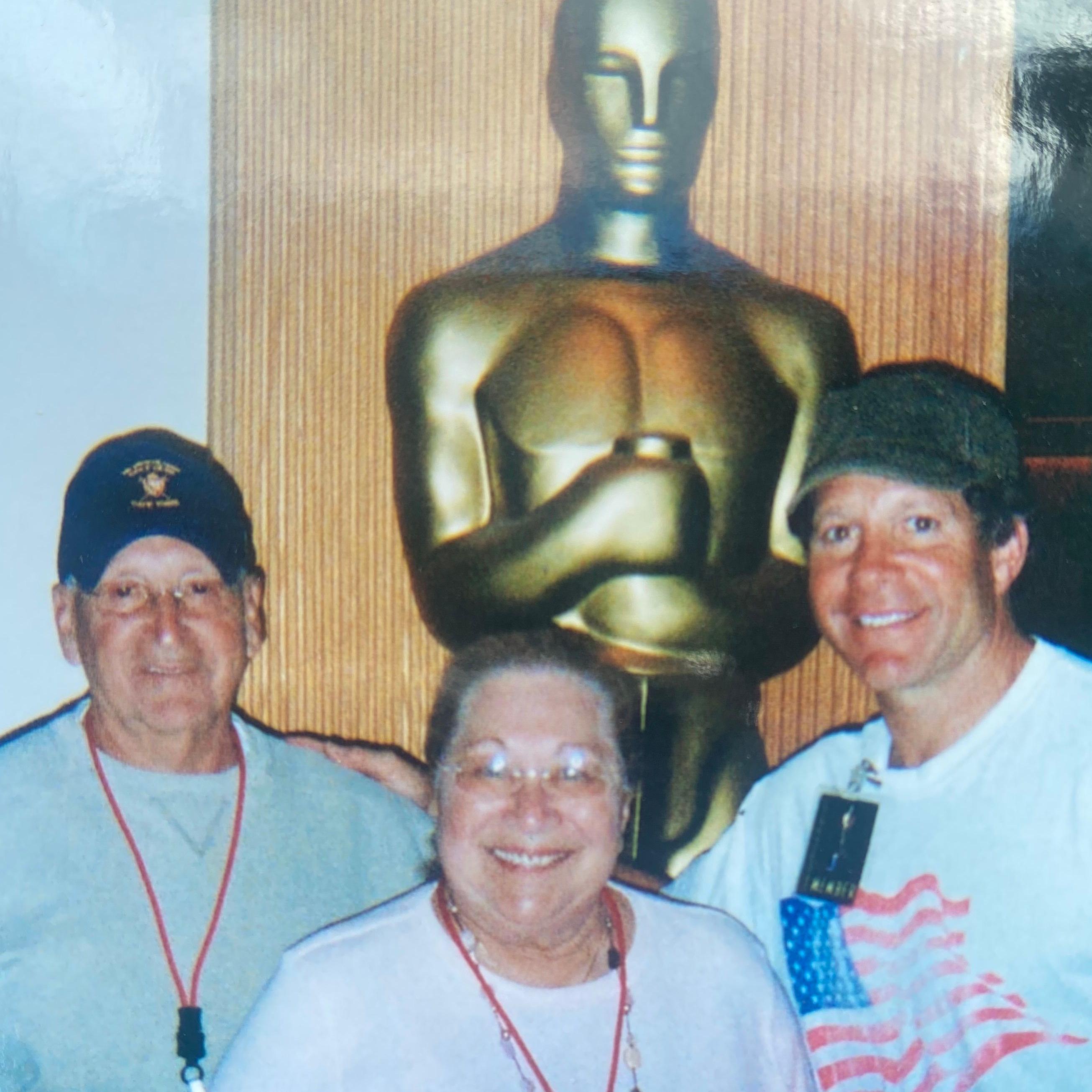 Steve Guttenberg (à dir) com os pais na Academia de Hollywood