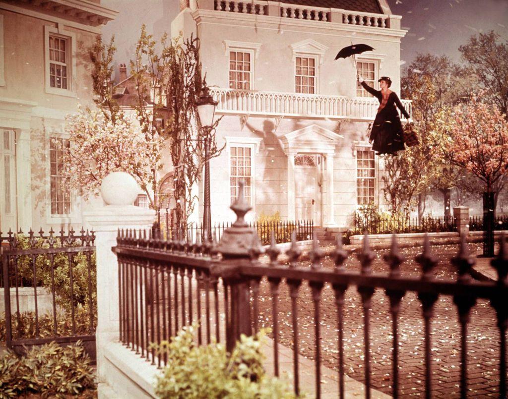 Mary Poppins llegando a la residencia de los Banks en la película de Disney