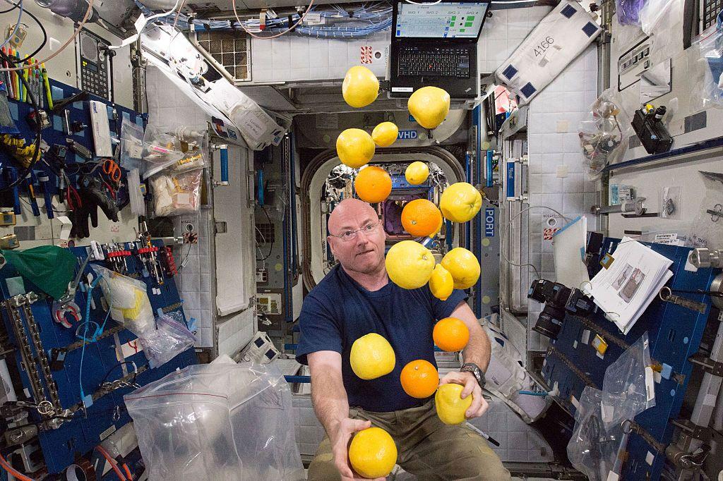 Un astronauta frente a unas frutas flotando en la EEI