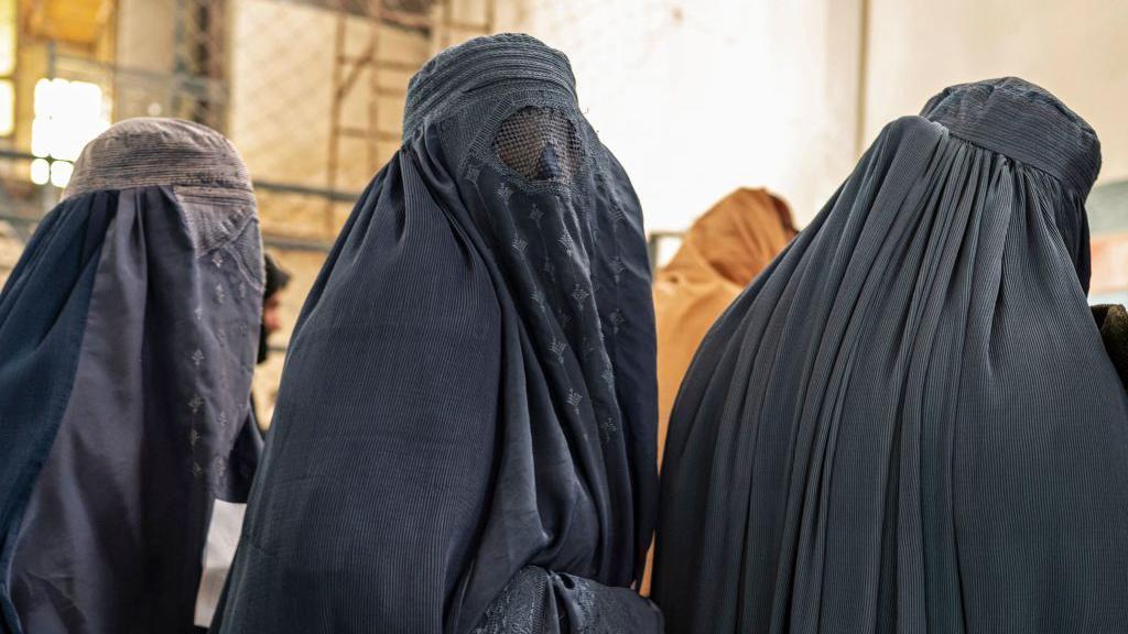 grupo de mujeres con burka. 