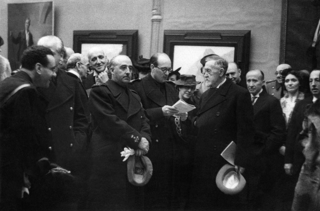 Franco, a la izquierda, en un acto en Madrid, en 1947