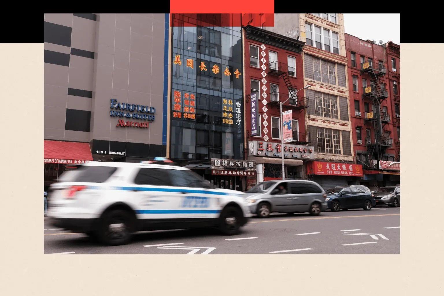 Carros em uma rua do bairro Chinatown em Nova York