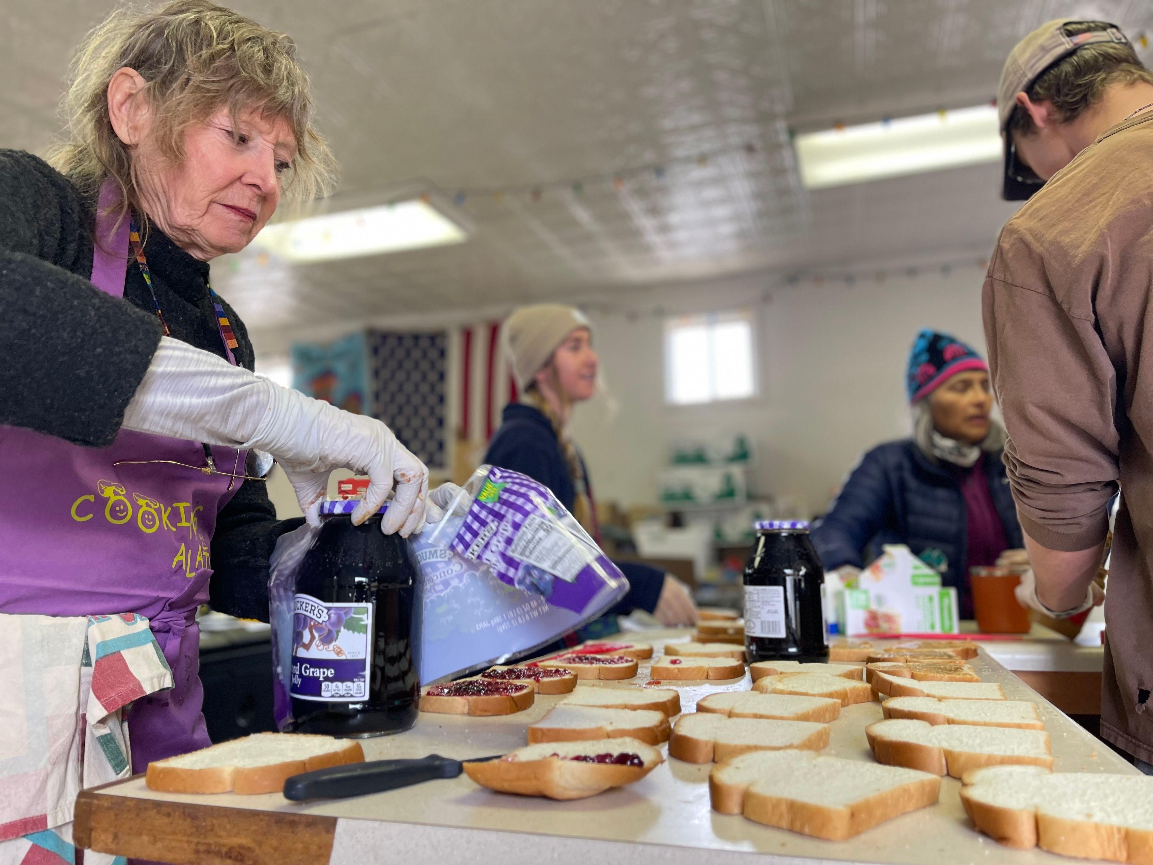 Voluntarios preparan sándwiches de peanut butter en Jacumba, California.