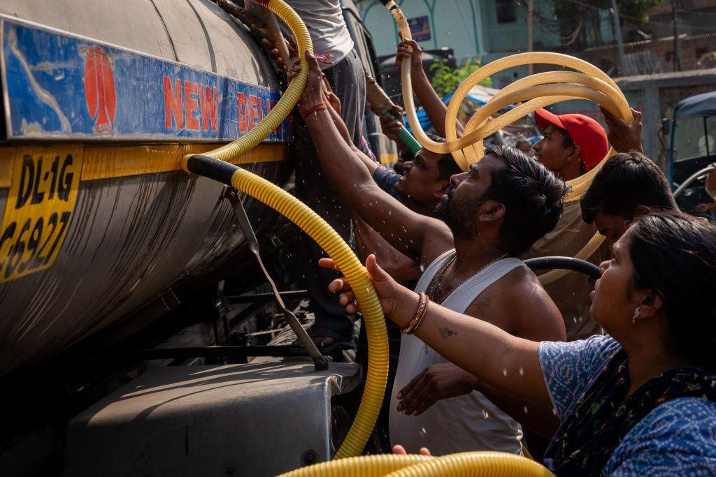 Ciudadanos reciben agua de tanques cisternas en India