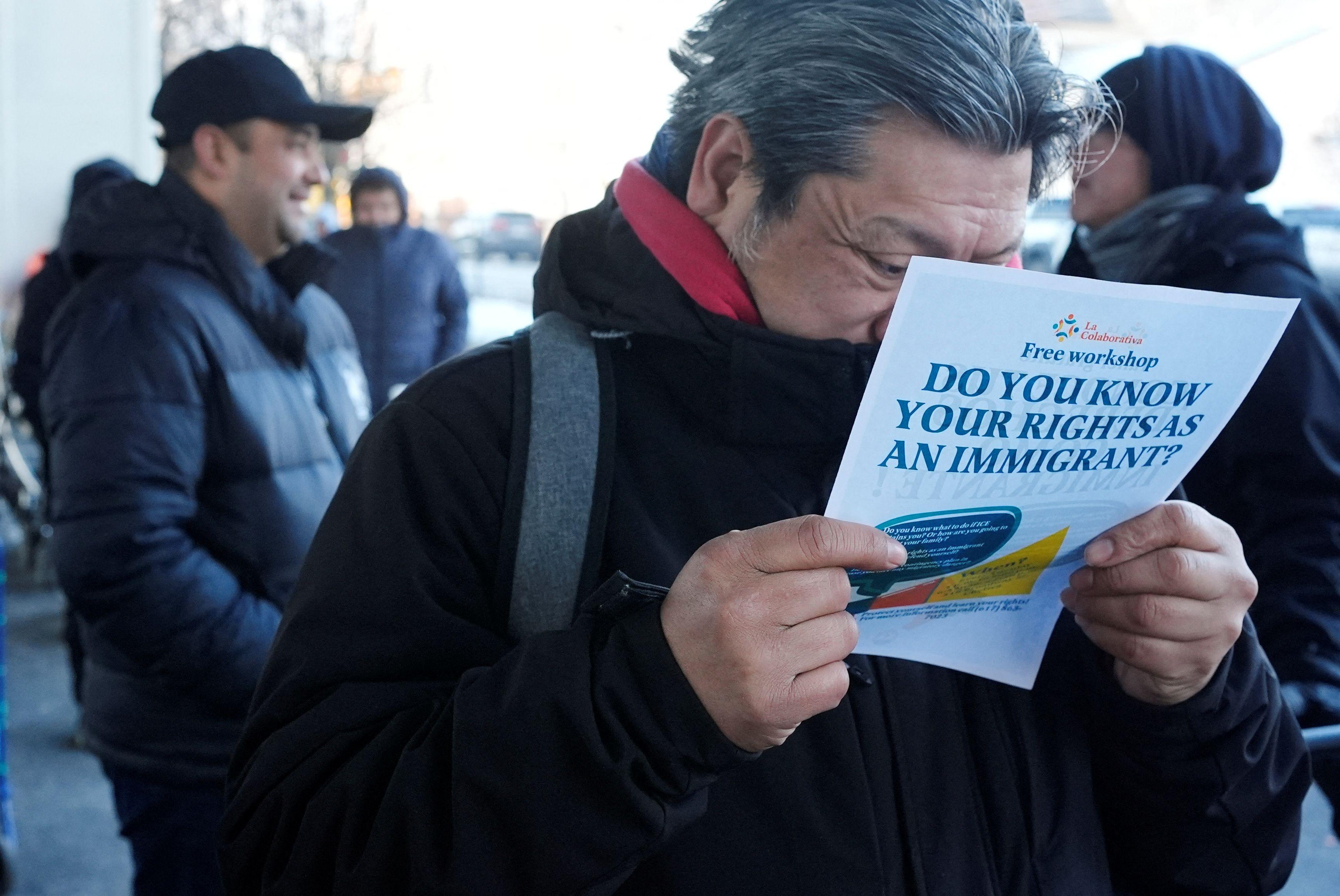 Un hombre lee un folleto de un taller gratuito titulado "¿Conoce usted sus derechos como inmigrante?" mientras espera en la fila de la despensa de alimentos administrada por La Colaborativa, que atiende a los residentes en su mayoría inmigrantes y de clase trabajadora de Chelsea, Massachusetts, EE. UU., el 29 de enero de 2025. REUTERS/Brian Snyder