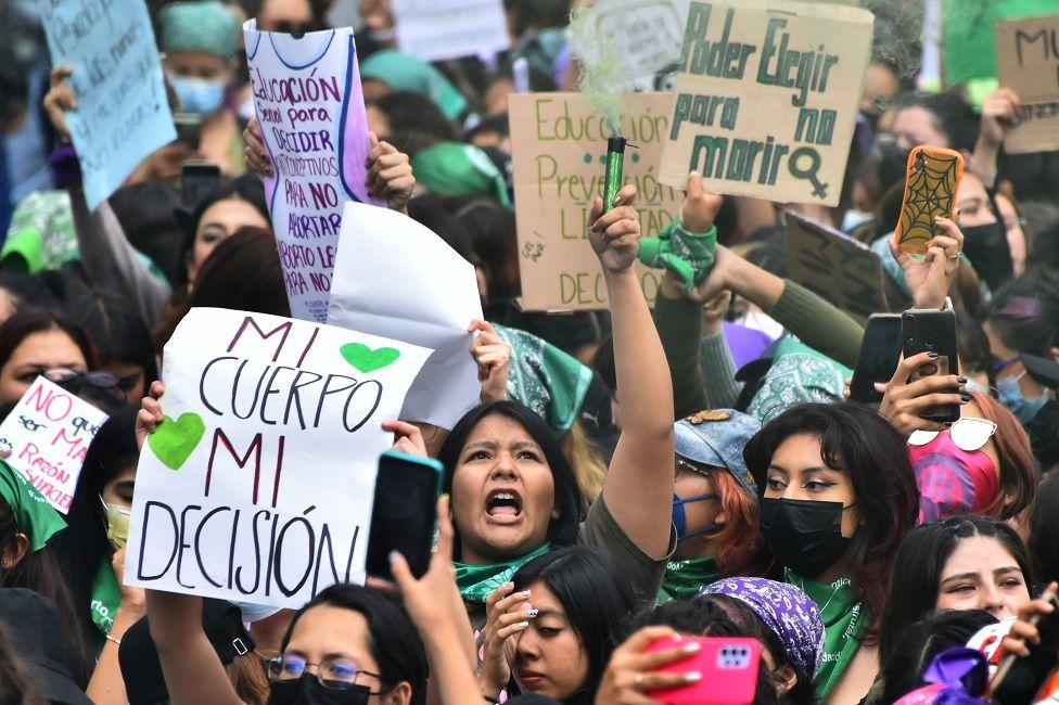 Mujeres con pancartas, una de ellas dice: "Mi cuerpo, mi decisión"