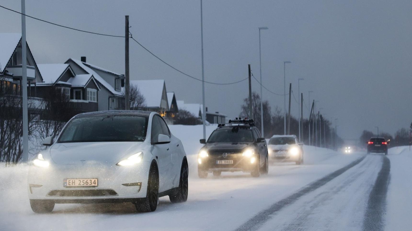 挪威特羅姆索，特斯拉汽車在被大雪覆蓋的道路上行駛