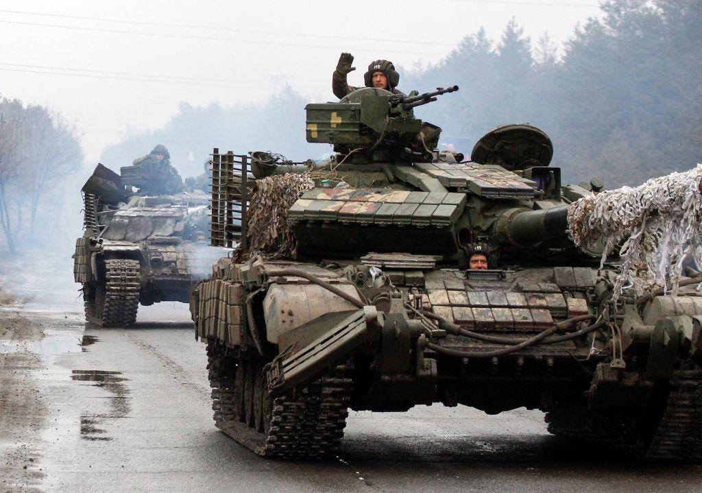 un tanque de guerra avanza en el campo de batalla en ucrania