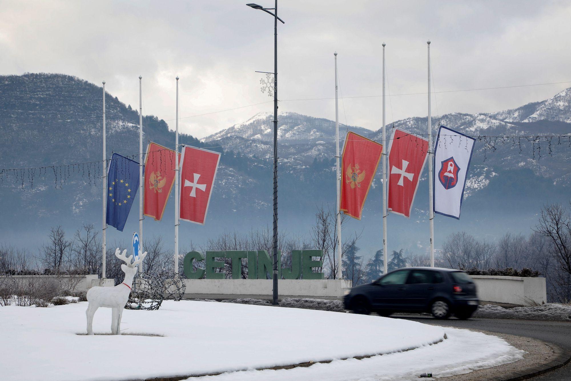 Zastave na pola koplja na ulasku u Cetinje