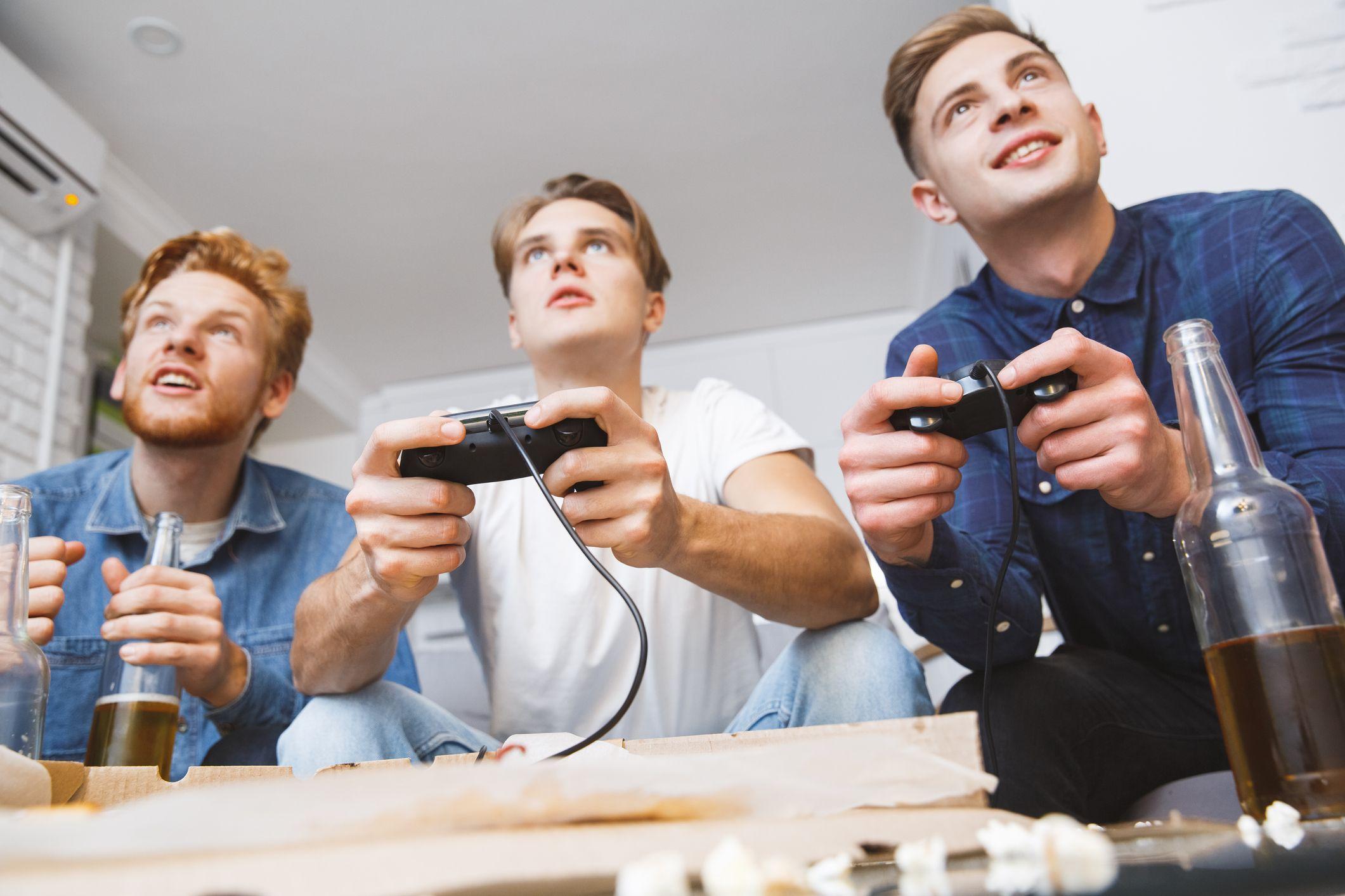 Hombres jugando videojuegos