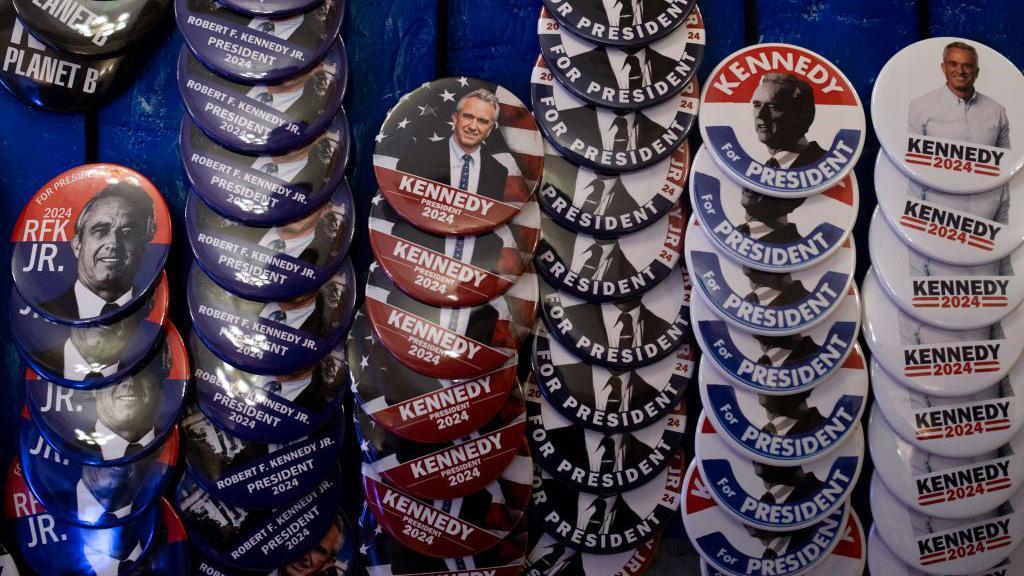 Chapas del presidencial independiente Robert F. Kennedy Jr. en exhibición durante una manifestación de votantes en el St. Cecilia Music Center el 10 de febrero de 2024 en Grand Rapids, Michigan.