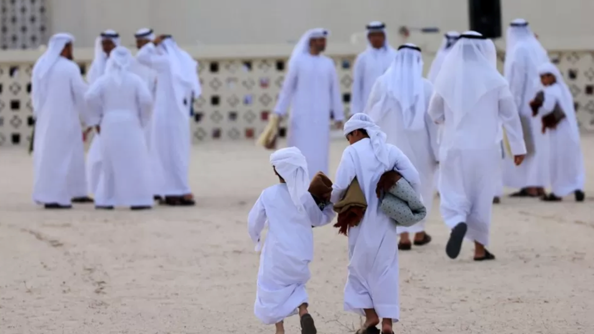 الناس يتبادلون التهاني بعد صلاة العيد في المسجد الرئيسي في دبي في الإمارات العربية المتحدة