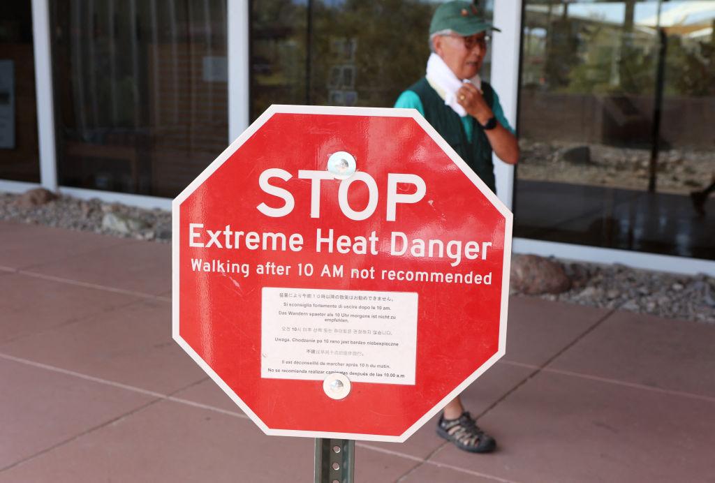 علامة تحذيرية بشأن الحرارة في مركز زوار فرنس كريك أثناء موجة الحر في متنزه وادي الموت الوطني في وادي الموت، كاليفورنيا، في 16 يوليو 2023.