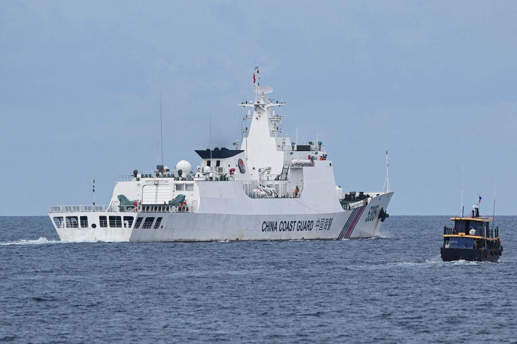 Los buques de la Guardia Costera china acosan a los barcos pesqueros y de suministro filipinos 